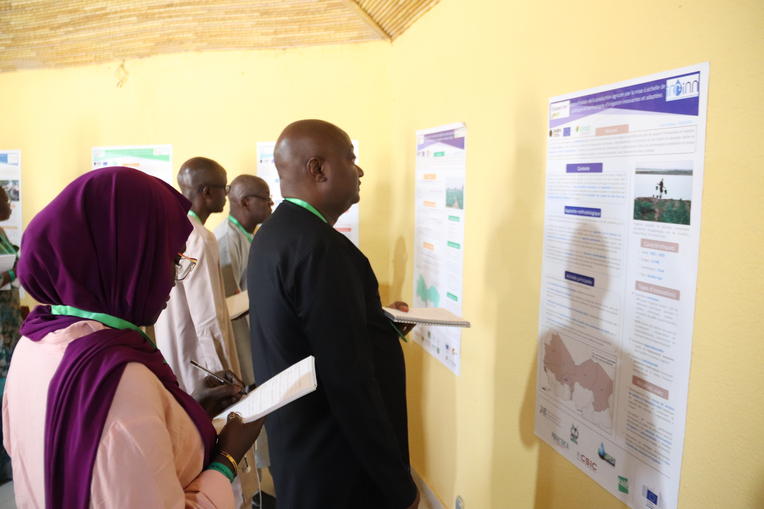 Des participants prennent des notes au moment de la Foire aux DeSIRA lors de l'atelier régional d'échange - Saly Hôtel, Mbour, Sénégal, mai 2022 © L. Diédhiou, DISSEM-INN