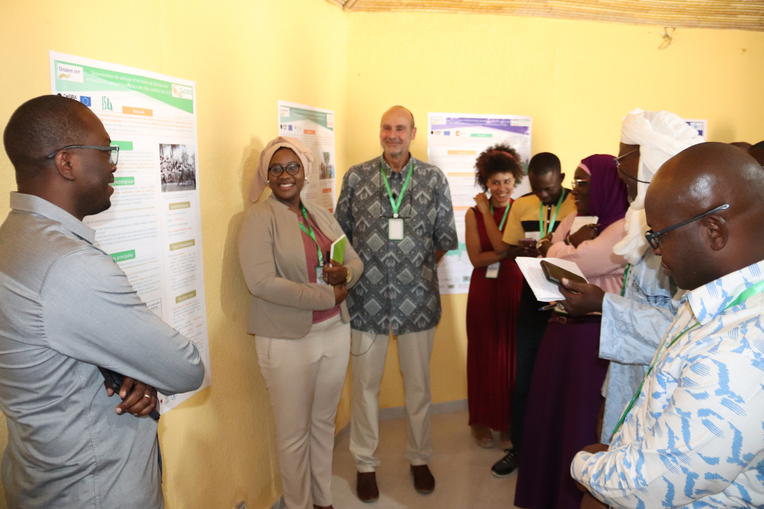 Illustration of the DeSIRA Fair by the CASSECS project poster presentation during the regional exchange workshop - Saly Hotel, Mbour, Senegal, May 2022 © L. Diedhiou, DISSEM-INN