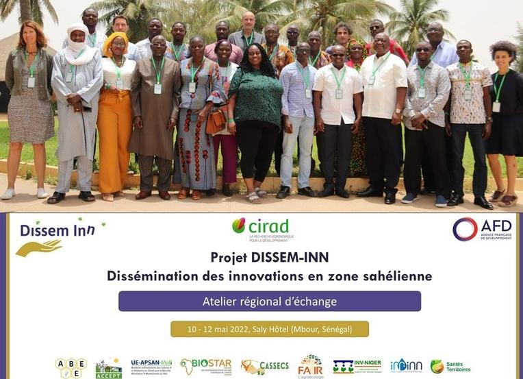 Photo de famille de l'atelier régional d'échange (avec banderole) - Saly Hôtel, Mbour, Sénégal, mai 2022 © L. Diedhiou, DISSEM-INN